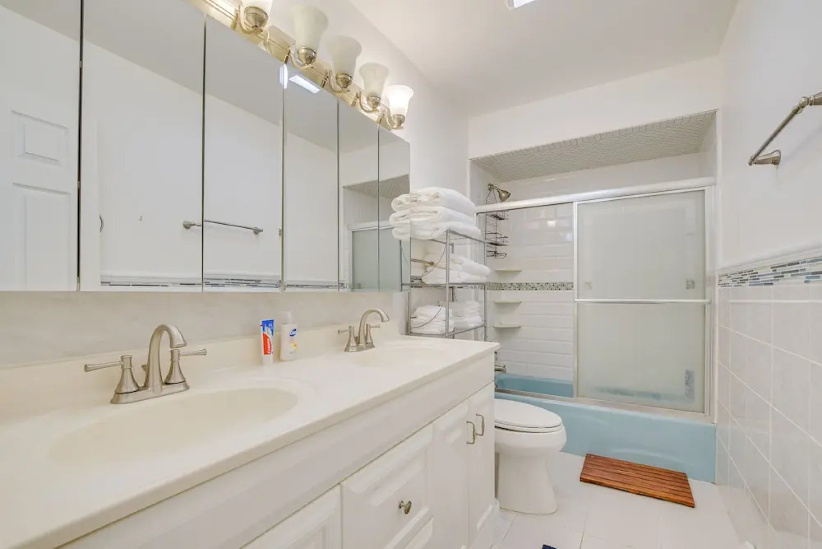 Fenced Backyard: Family Getaway in Des Plaines!