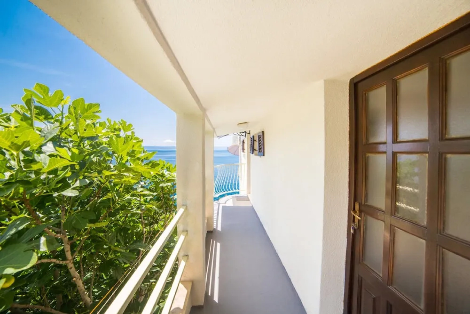 Studio Next to the Beach w Terrace & Parking