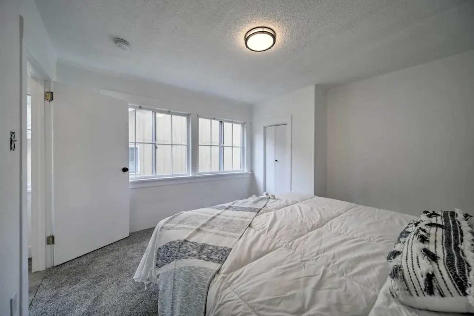 Bright & Airy Liberty Lake Abode w/ Backyard!