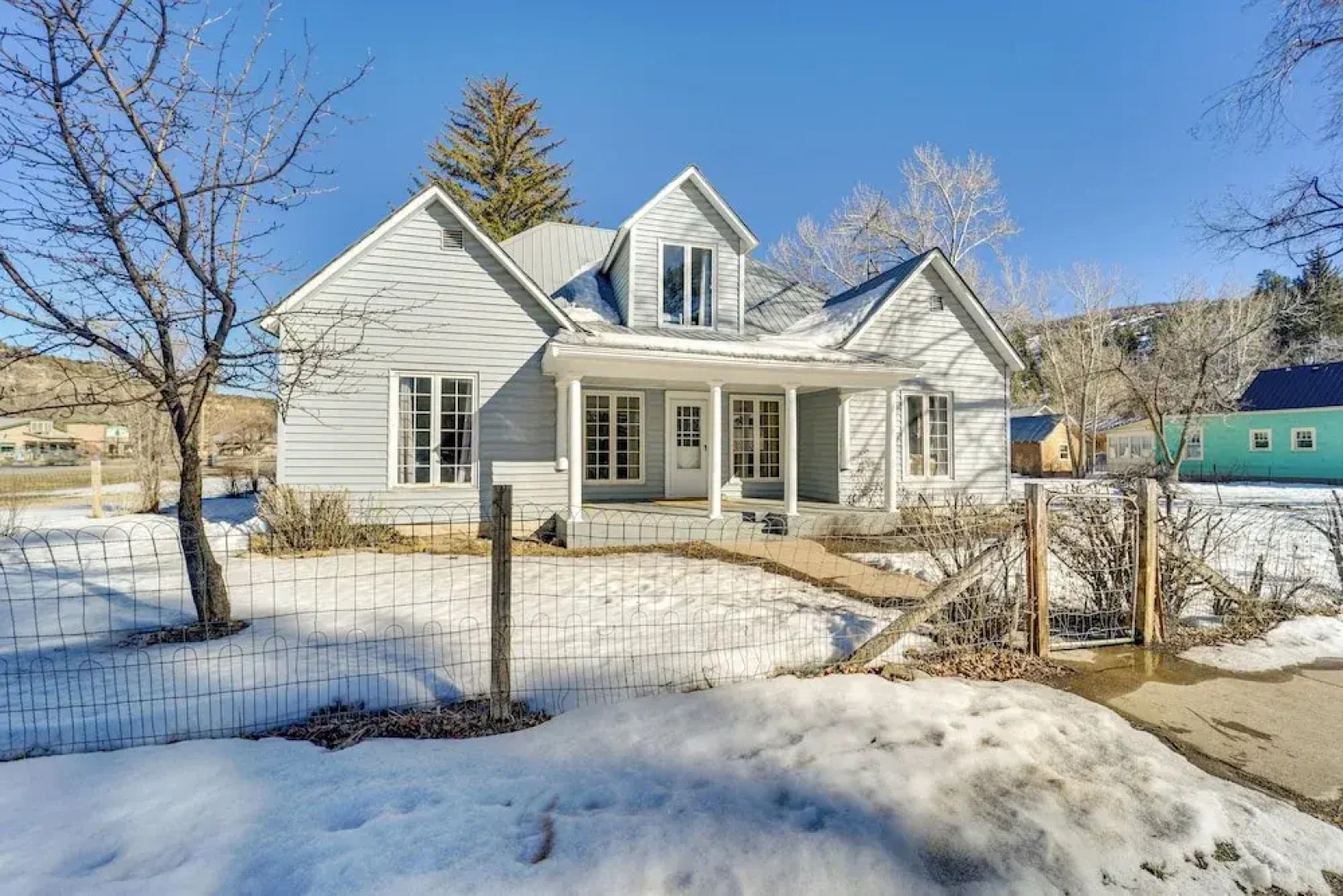 'dolorable' Home w/ Yard - Walk to River!