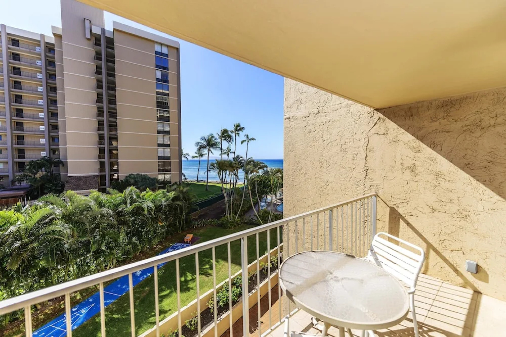 Royal Kahana 318 Studio Bedroom Condo by RedAwning