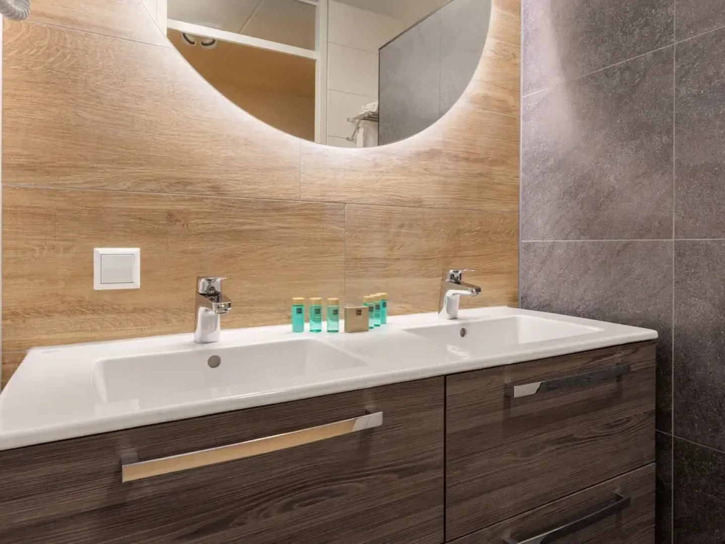 Nice Hotel Room Only 1 km From Volendam Centre