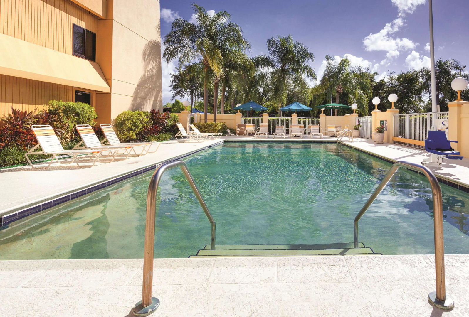 La Quinta Inn & Suites by Wyndham Miami Airport East