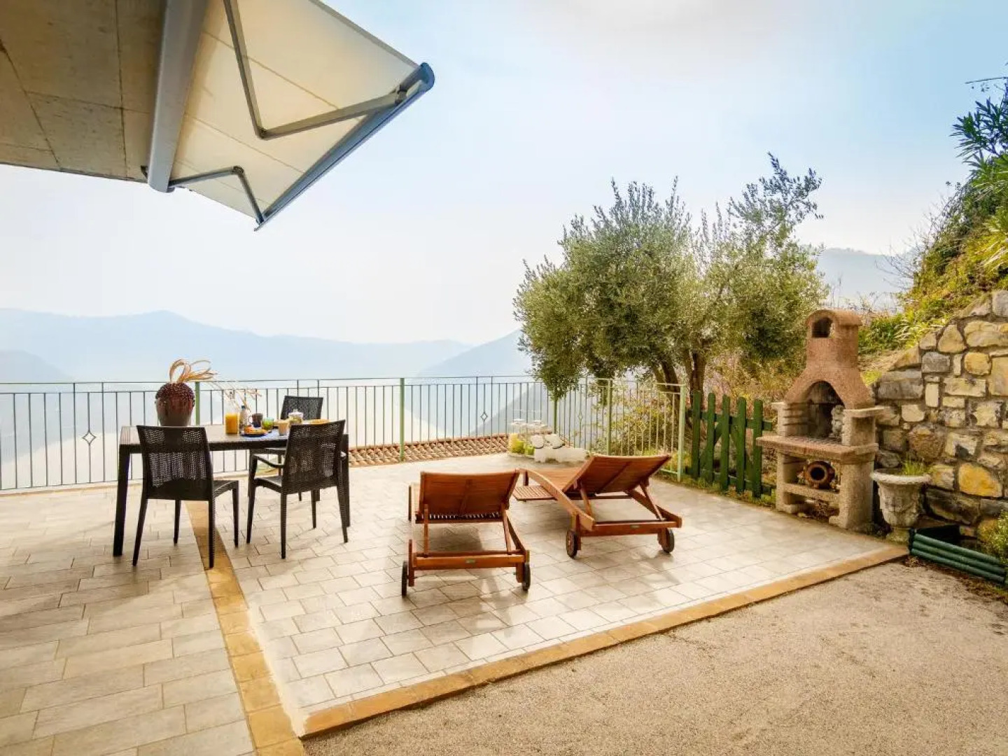 Mantegna - garden with Lake view and swimming pool