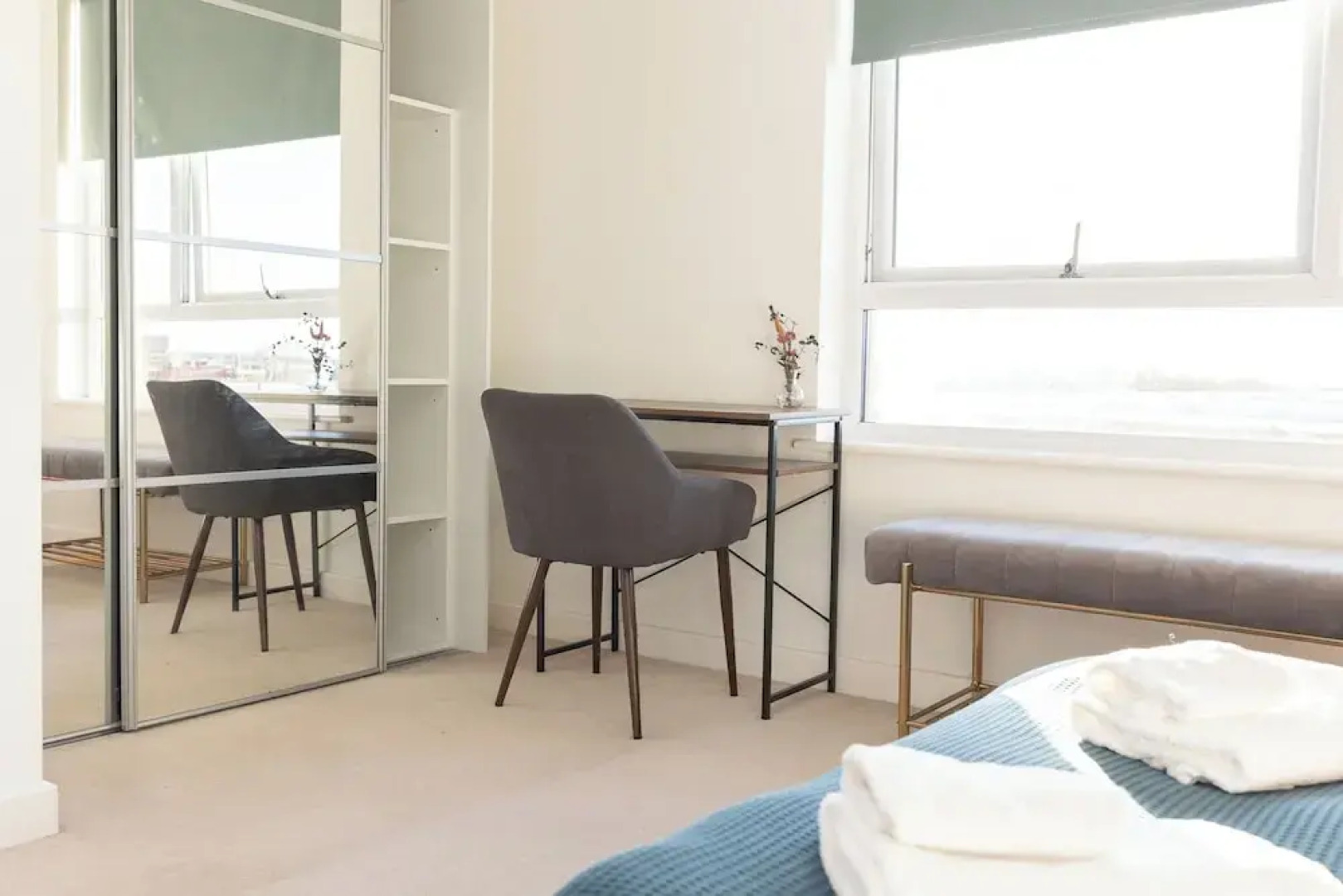 Stylish 2BR Apartment, Town Centre, Free Parking