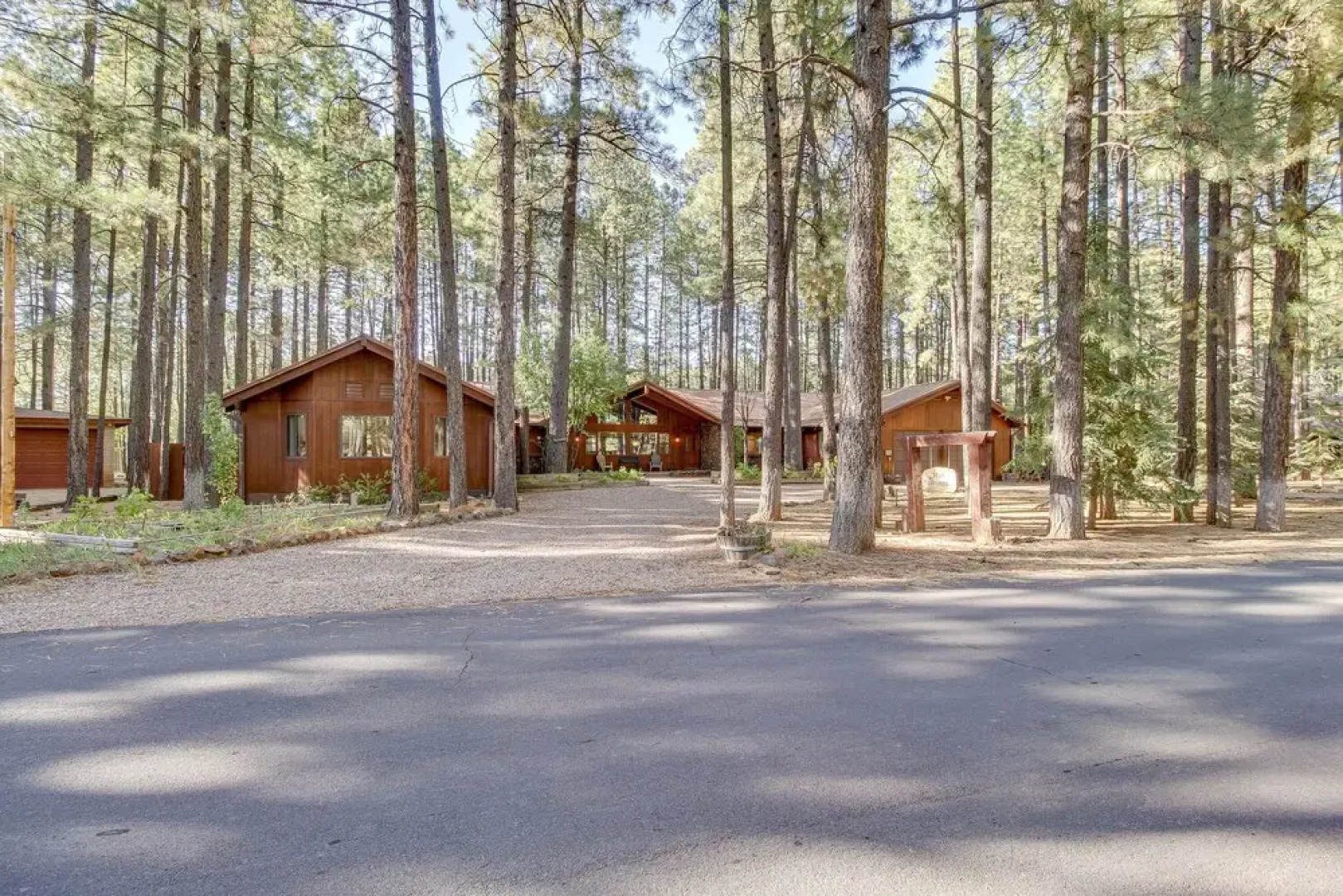 Pinetop Cabin w/ 2 Fireplaces & Hot Tub!