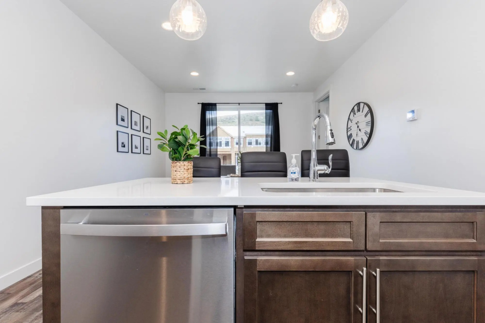 Family Friendly / Ping Pong / Trailer Parking / EV