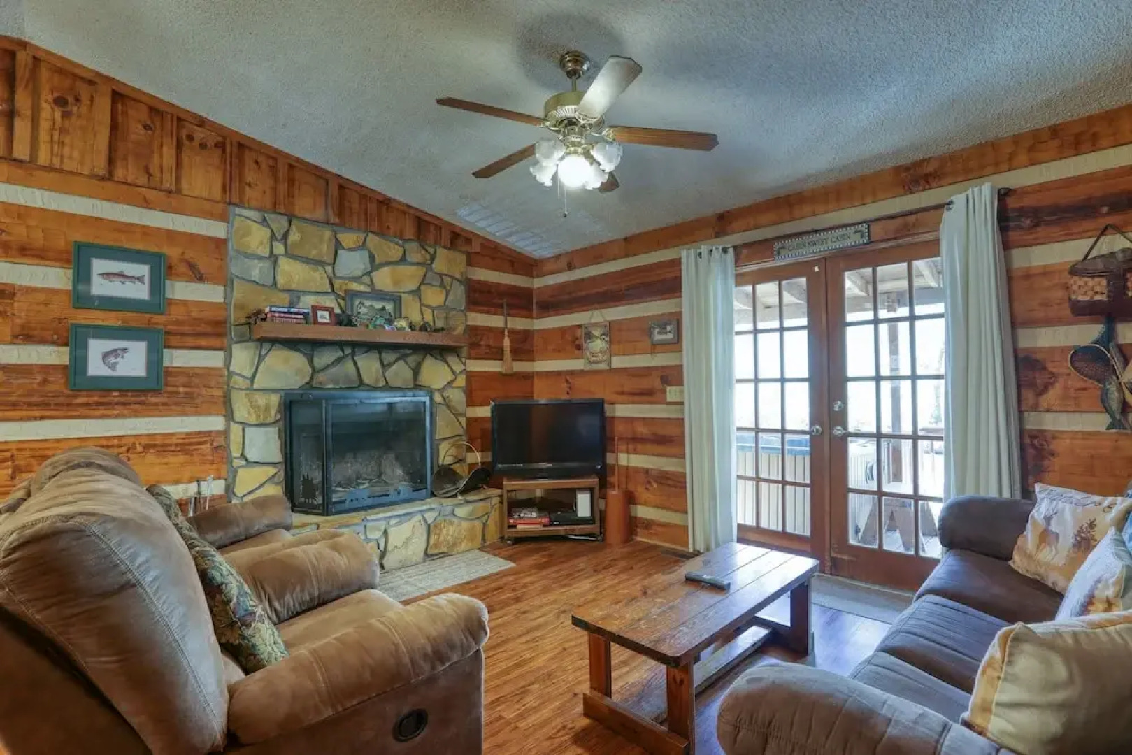 Creekside Memories - 2 Bedrooms, 2 Baths, Sleeps 6 Cabin by RedAwning