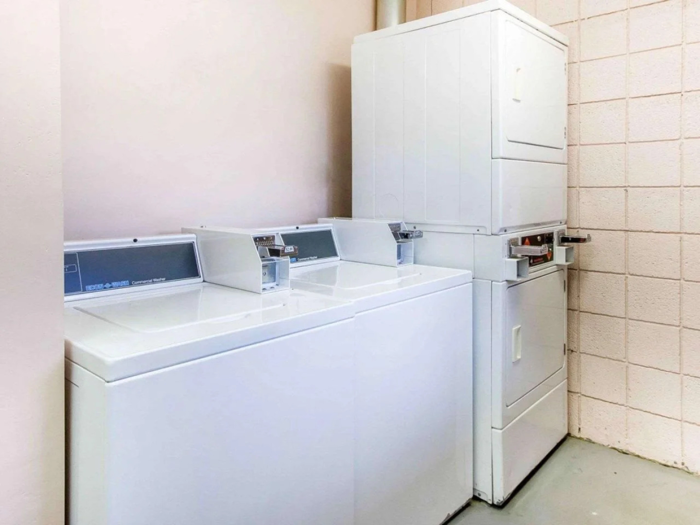 Econo Lodge University