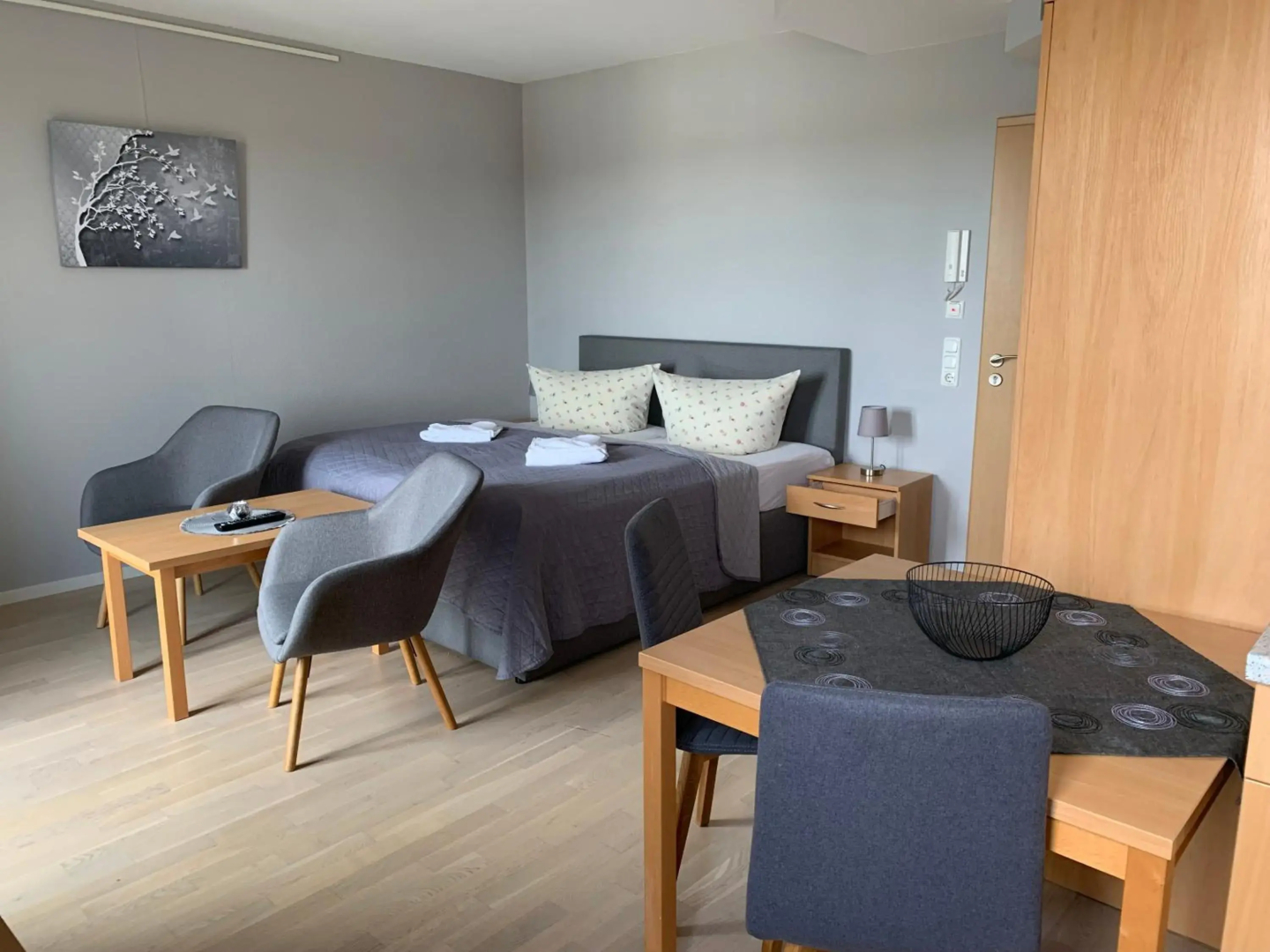 Einraumapartment mit Seeblickbalkon