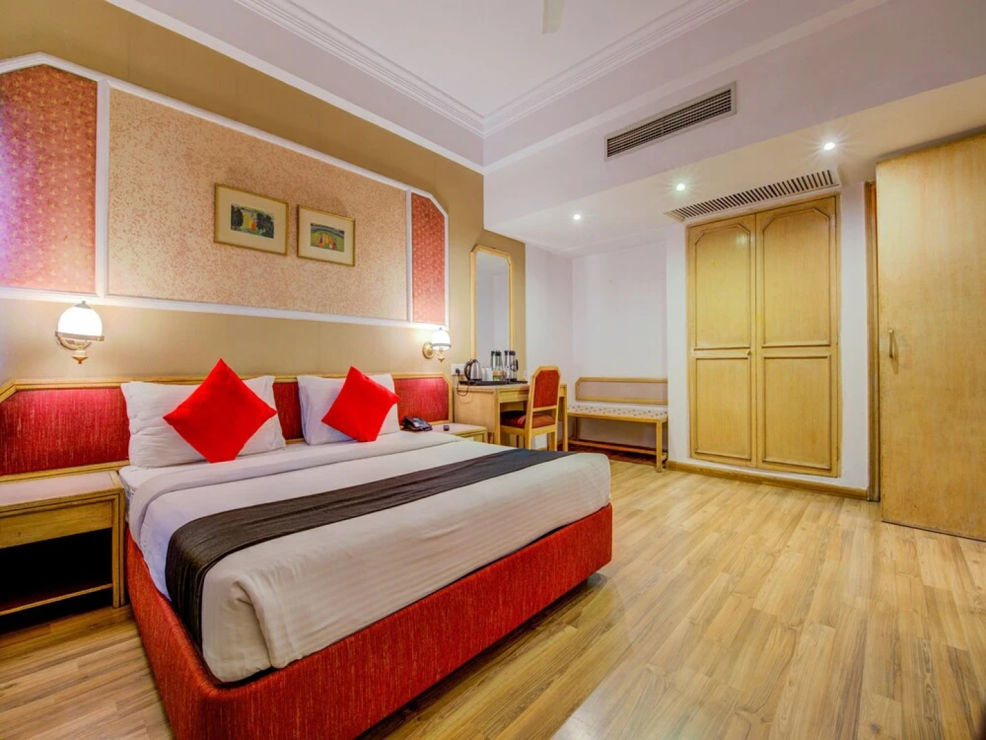 Capital O 1399 Hotel Yuvraj Palace