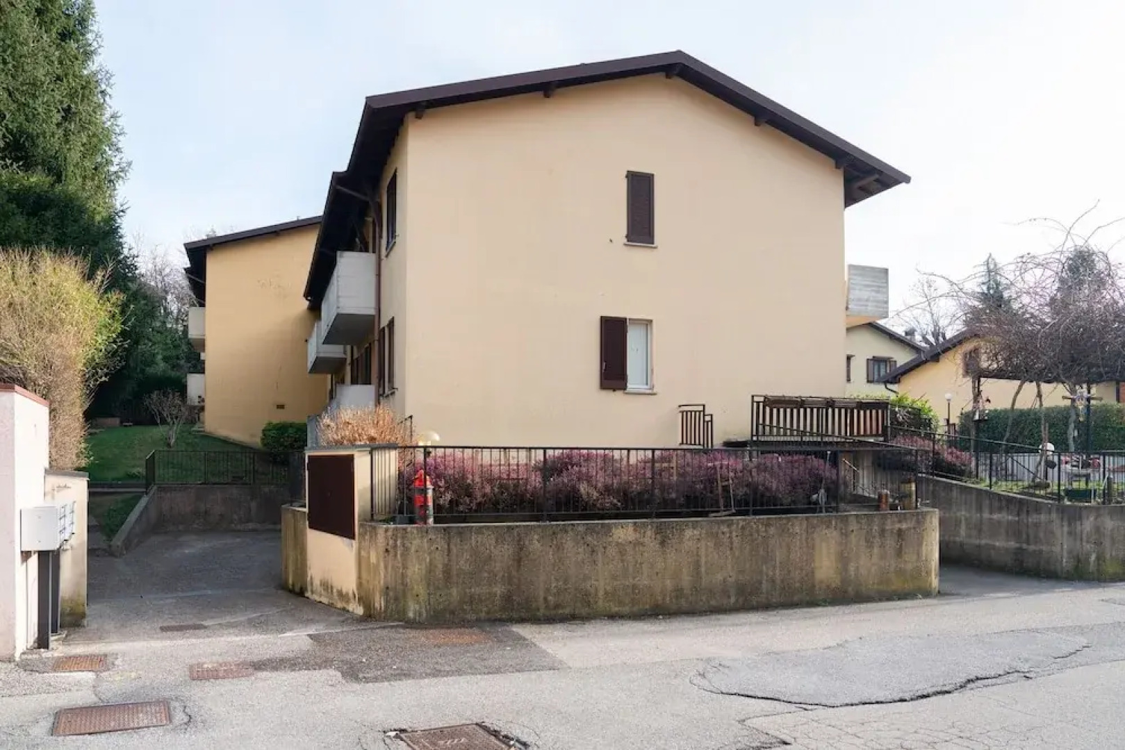 Scarlet Apartment With Garden