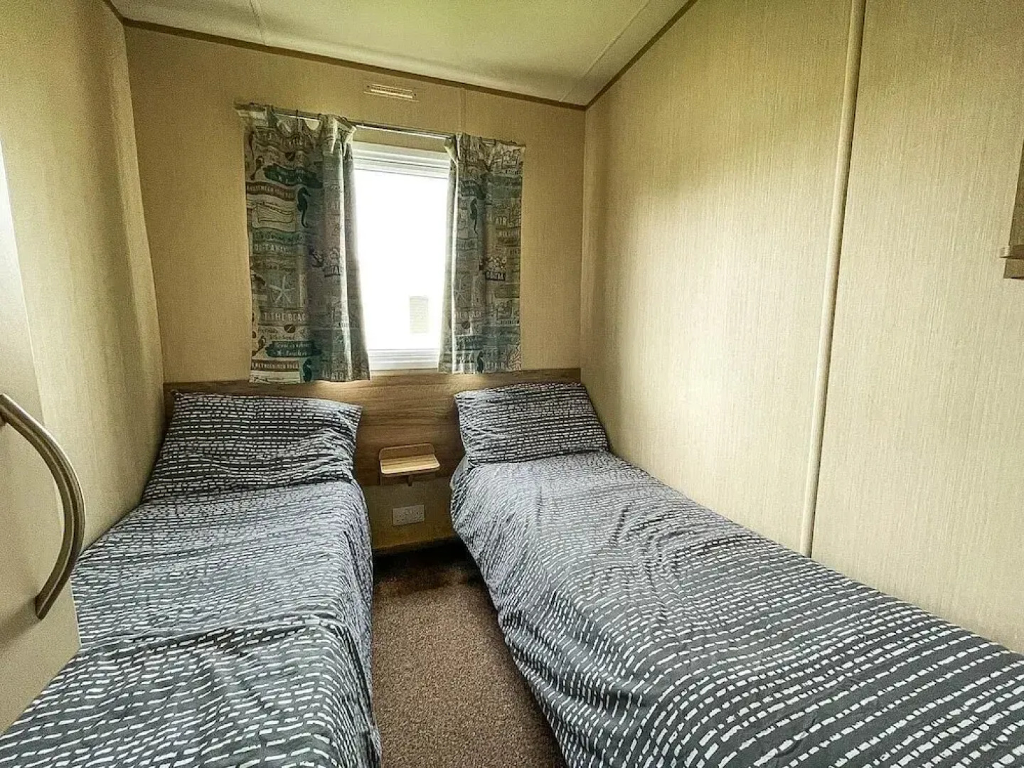 Caravansleeps8-hottub-fireplace-garden-patio