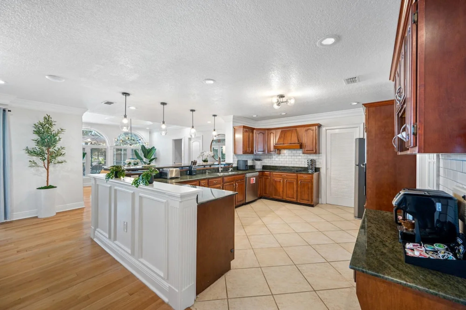 Exquisite Bayview Villa With Pool and Games!