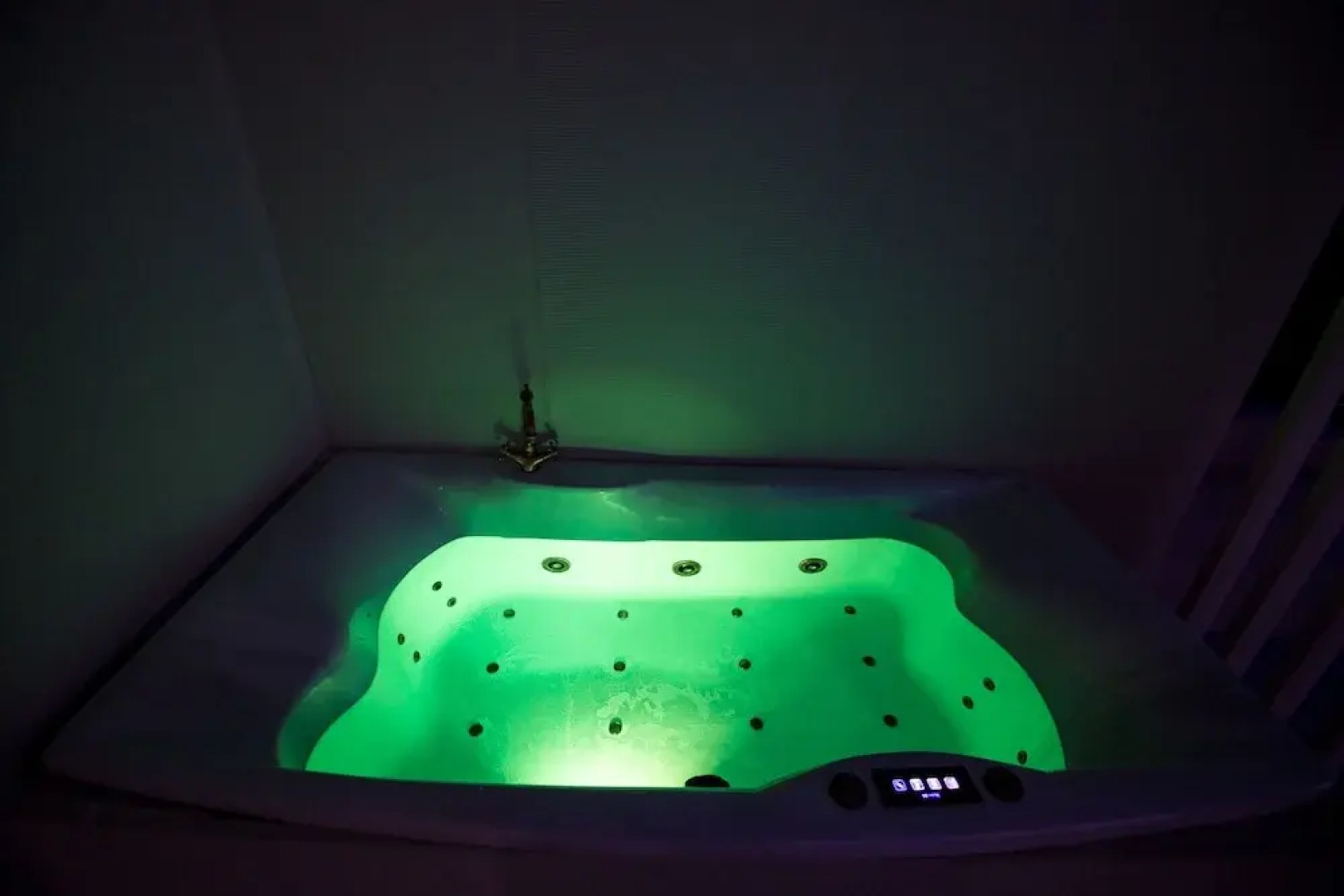 IO Luxury Pool & Hot Tub Suites