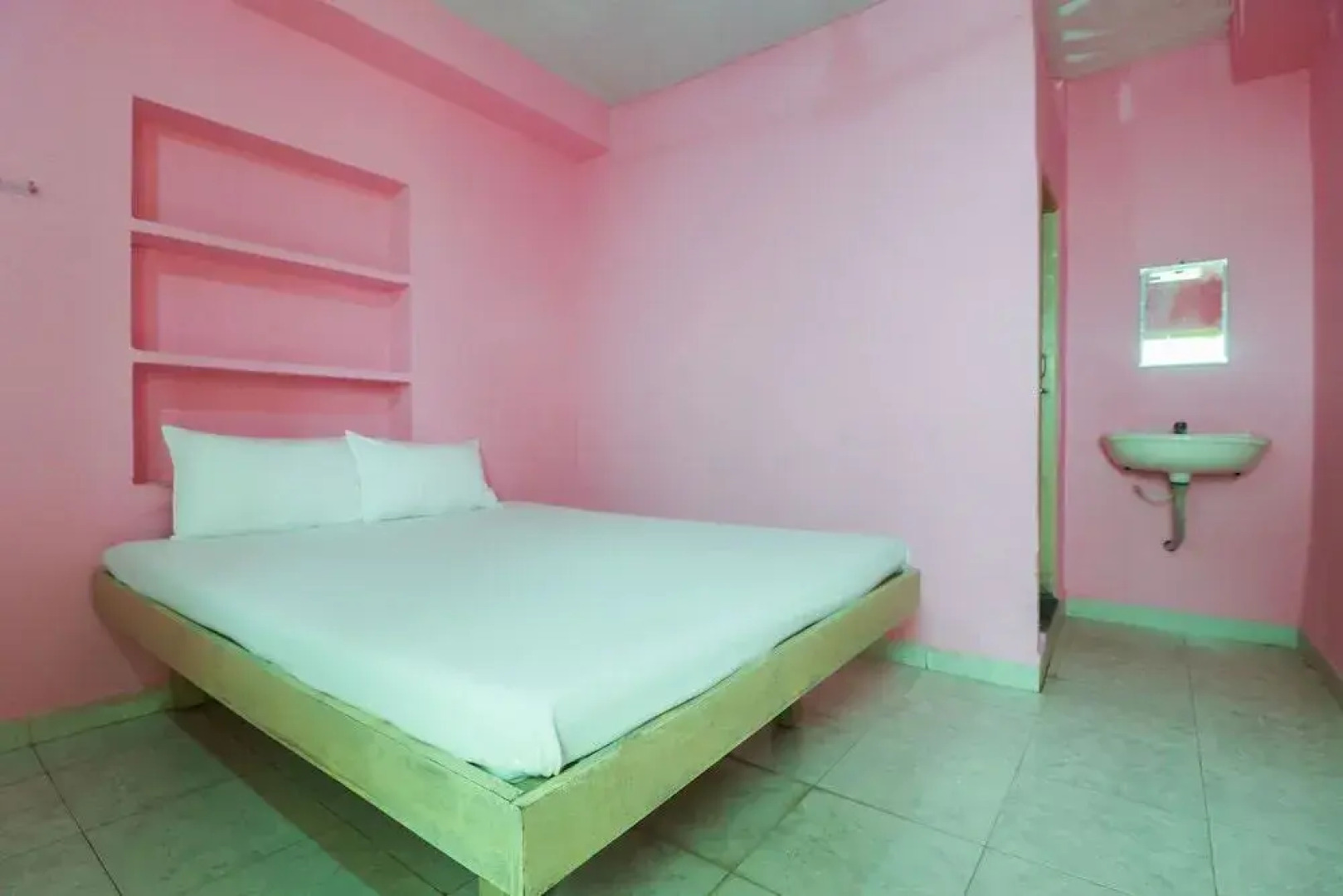 Hotel Queens Inn by OYO