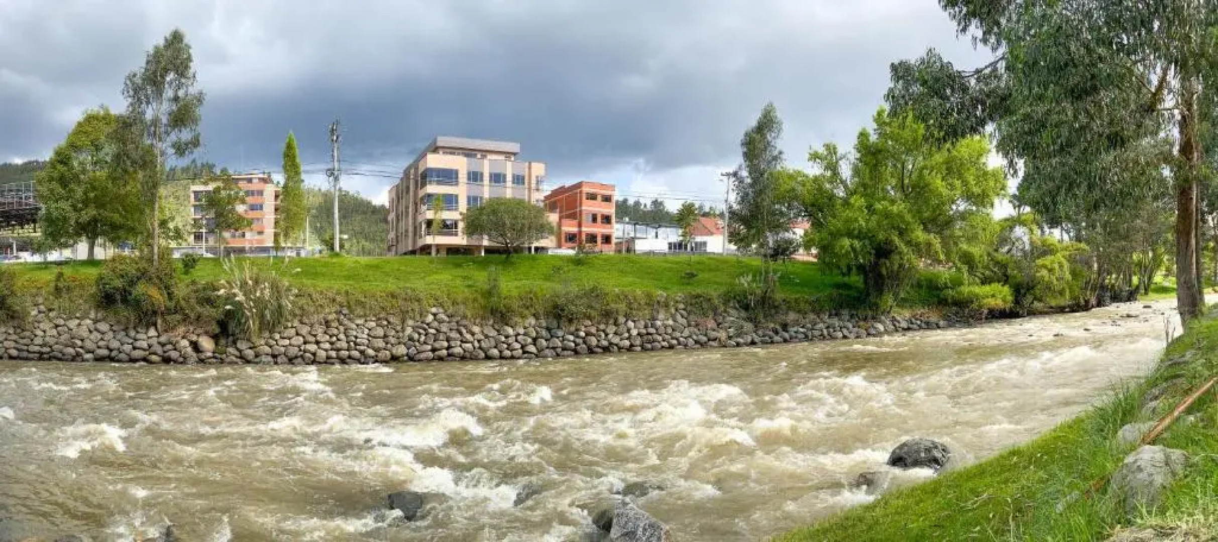 King Bed, Familiar Duplex, Vista al Río, Enormes Habitaciones, Parking, GYM & PISCINA!