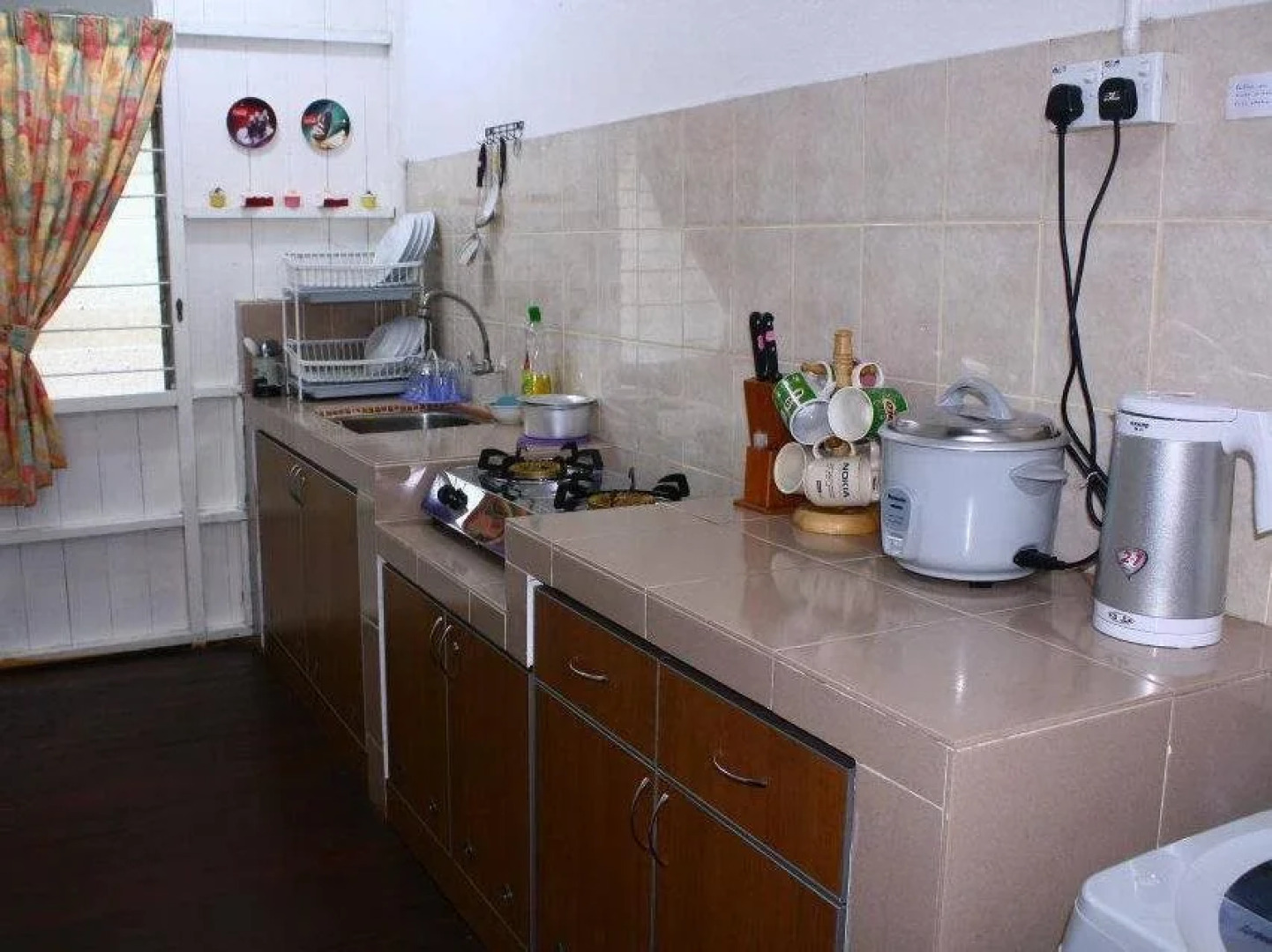 Emma Guest House Rumah Rendah