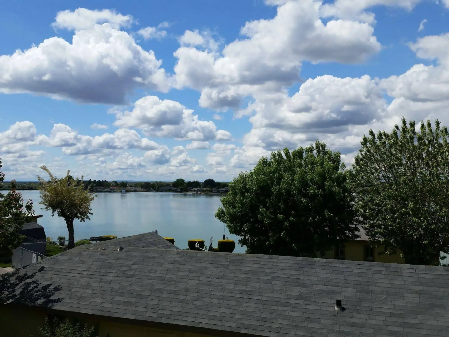 Lakeshore Inn Water Front