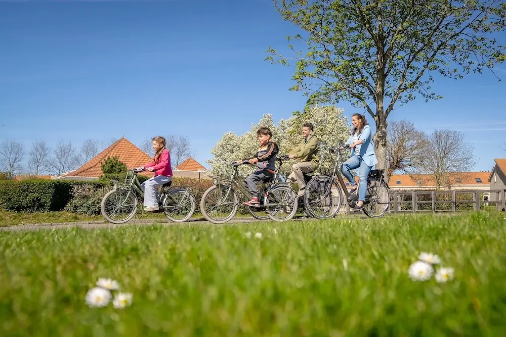 Restyled Bungalow With 2 Bathrooms, Near the Beach