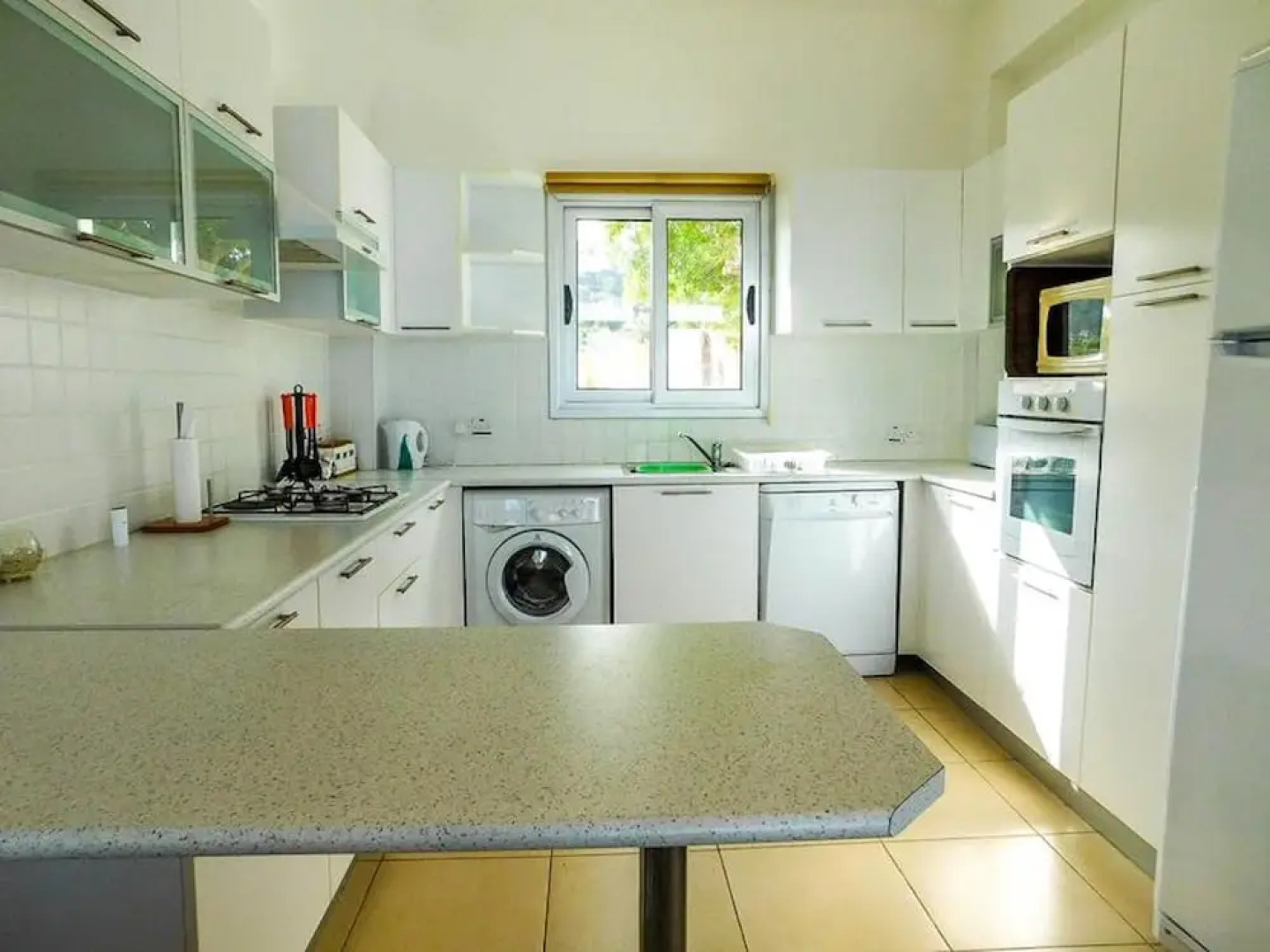 Sea Cliff villa, 4 beds, sleeps 2- 7, Free Wifi, Heated Pool option.