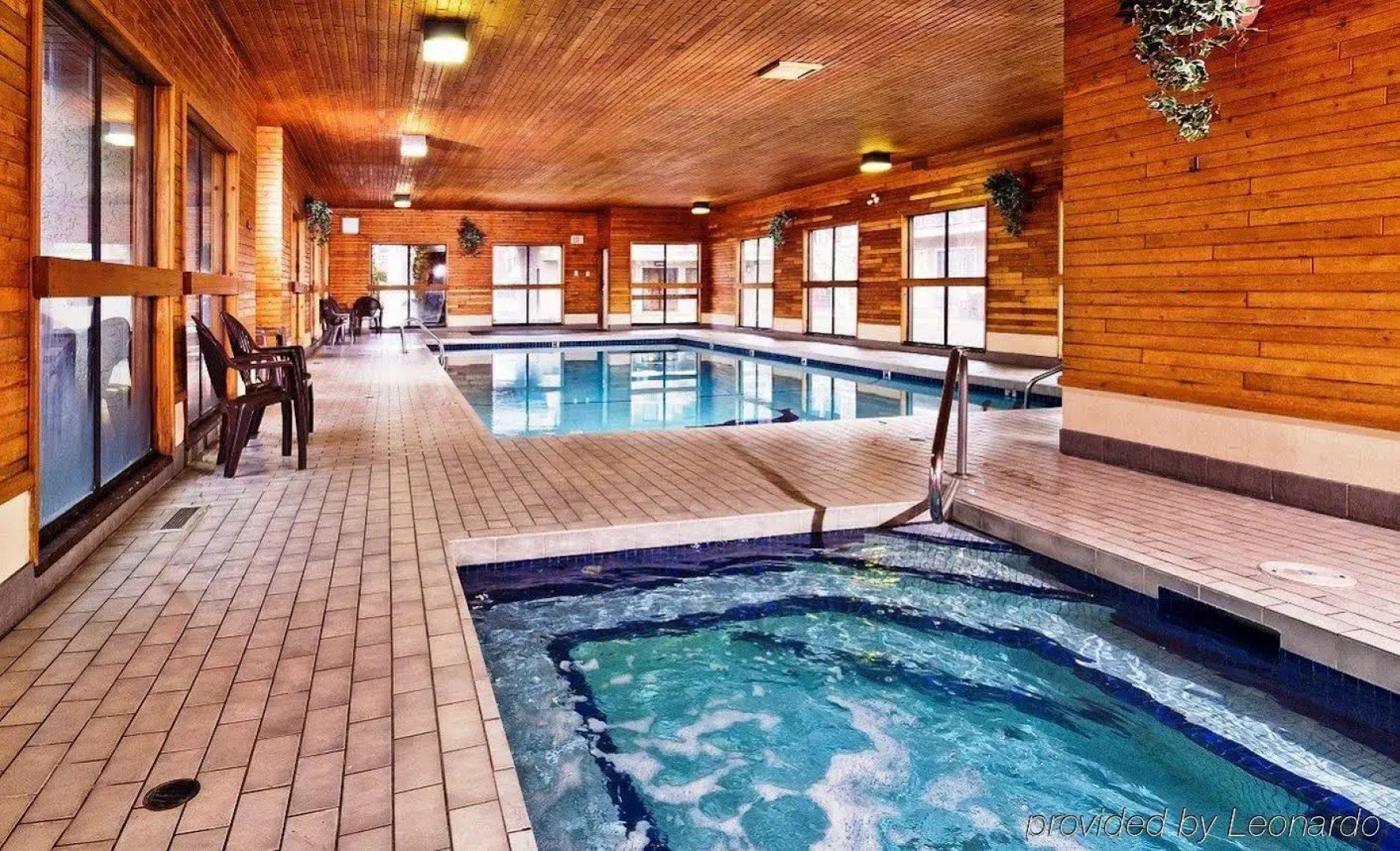 Econo Lodge Inn & Suites