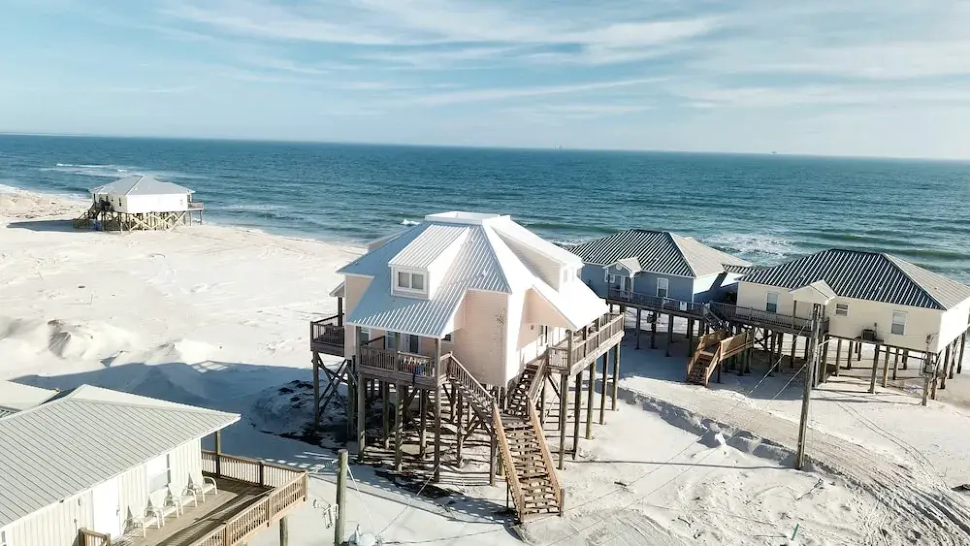 Kowabunga - You'll Love The Rooftop Deck And Private Heated Dipping Pool! Pet Friendly! 4 Bedroom Home by RedAwning