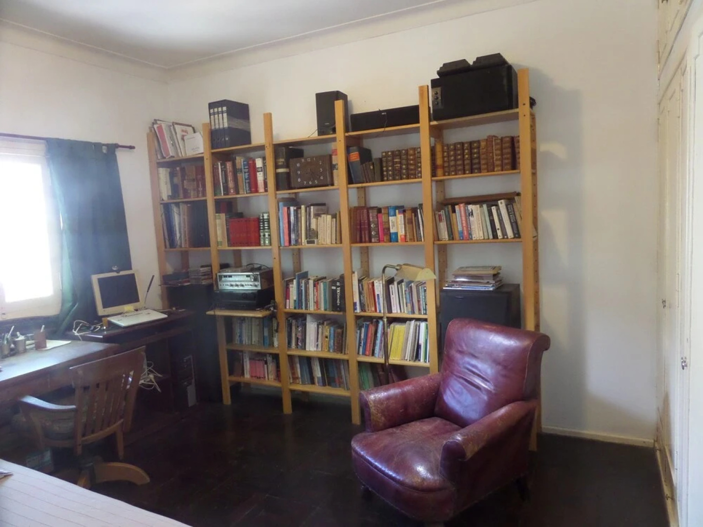 Departamento-casa muy amplio y céntrico.