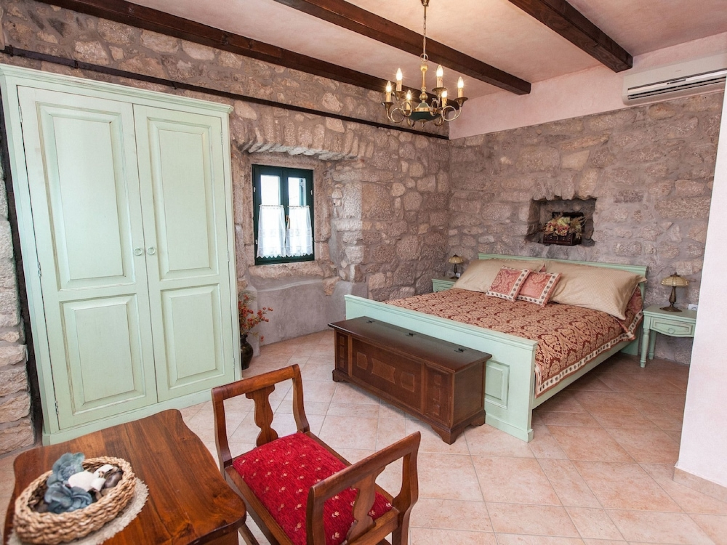 Vintage Holiday Home With Swimming Pool in Grizane