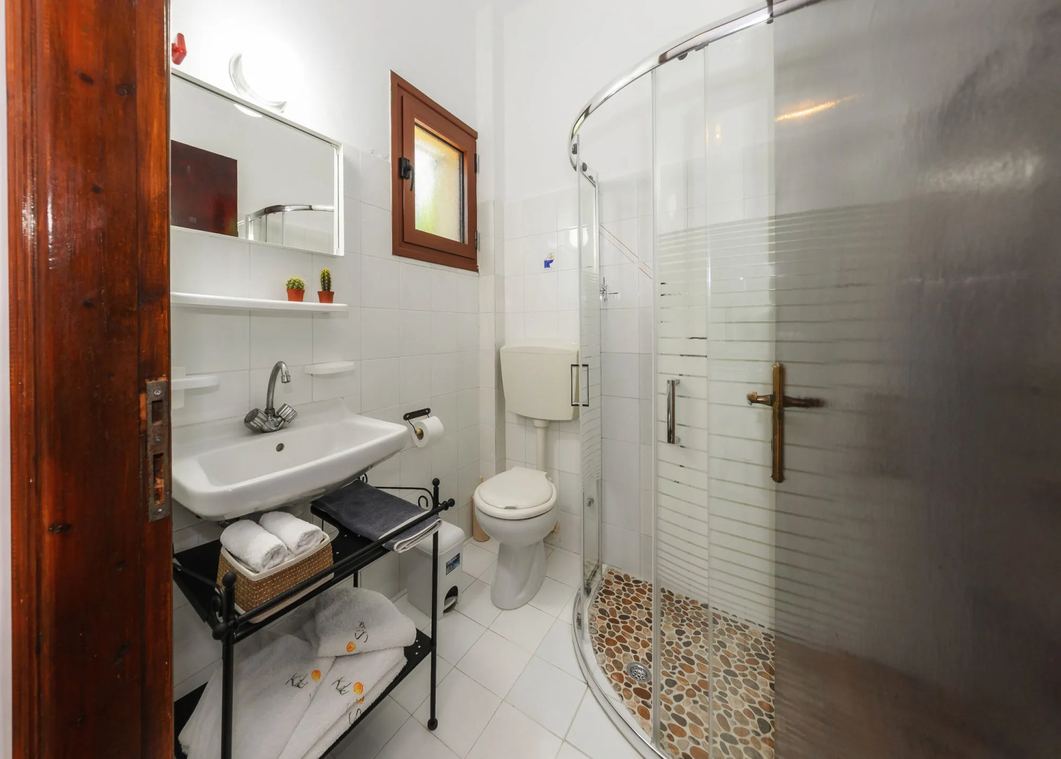 Kiki Studios & Apartments