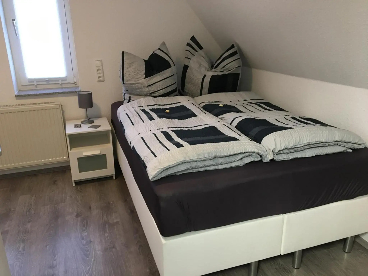 Ferienwohnung „Im Kleinen Löök“ - DG - 2 Zimmer - Balkon - Boxspringbett - 2 TV