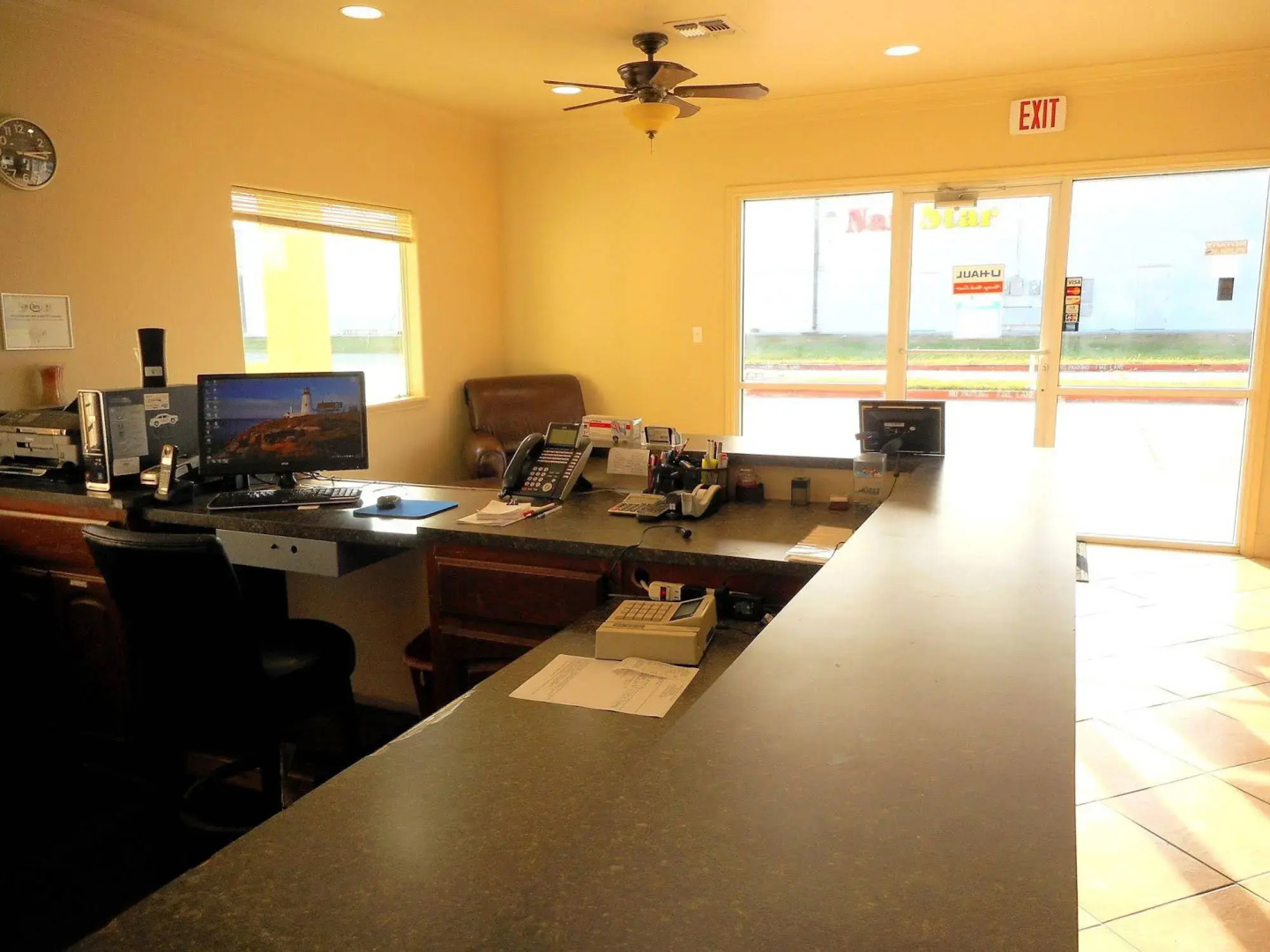 Crossroads Inn & Suites