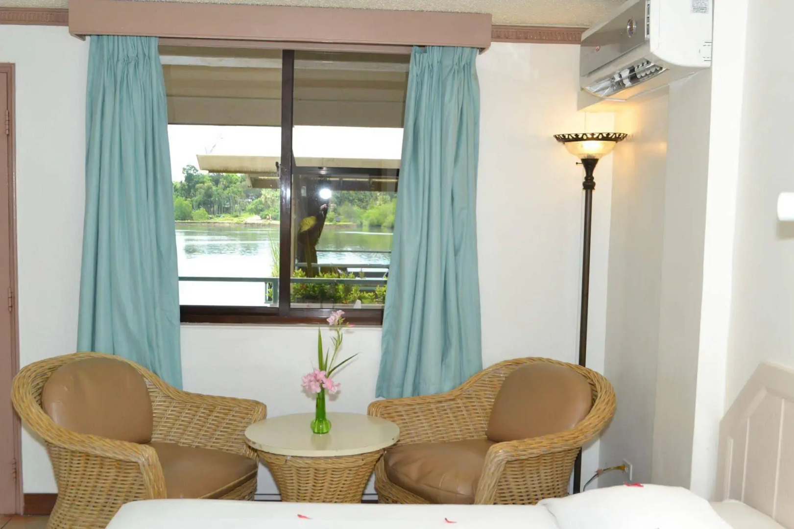 West Plaza Hotel by the Sea