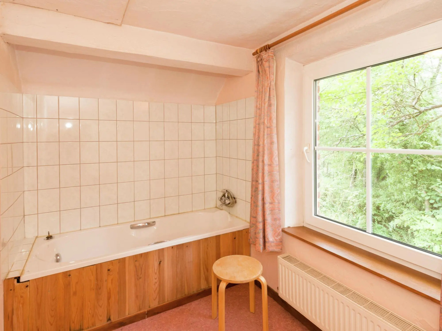 Glorious Holiday Home in Weris with Jacuzzi