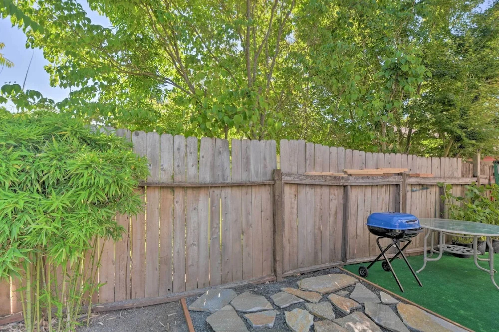 Close to Parks & Brews: Sunny Grants Pass Apt!