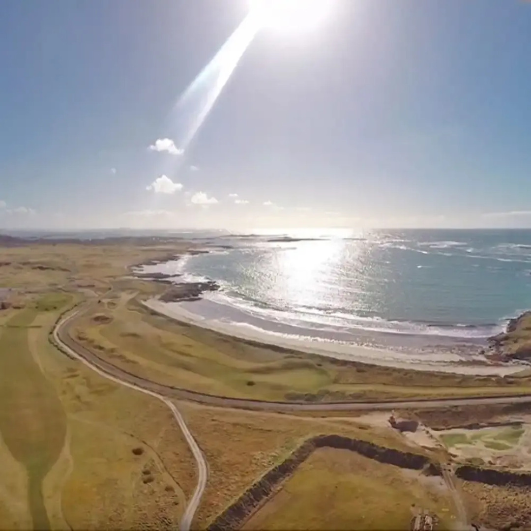 Detached Cottage Overlooking Lake in Connemara