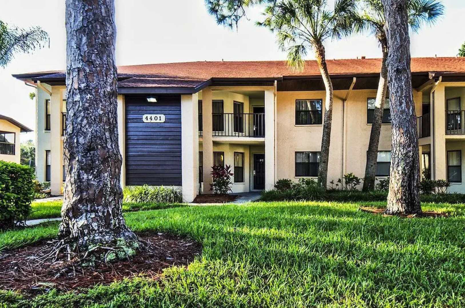 Shorewalk lakeview condo close to IMG