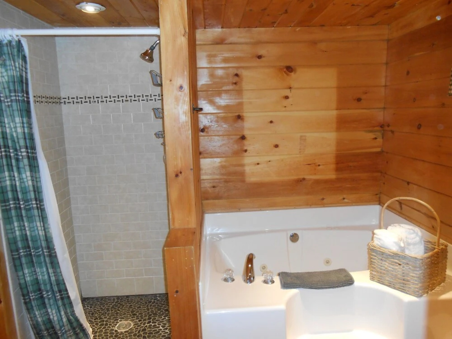 Cardinal Nest Cabin 80 2 Bedrooms 1.5 Bathroom Cabin