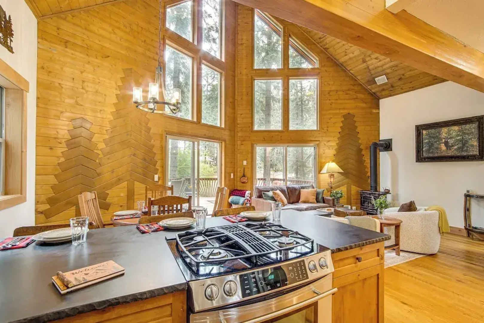 Cle Elum Cabin w/ Hot Tub, 4 Grills & Game Room!