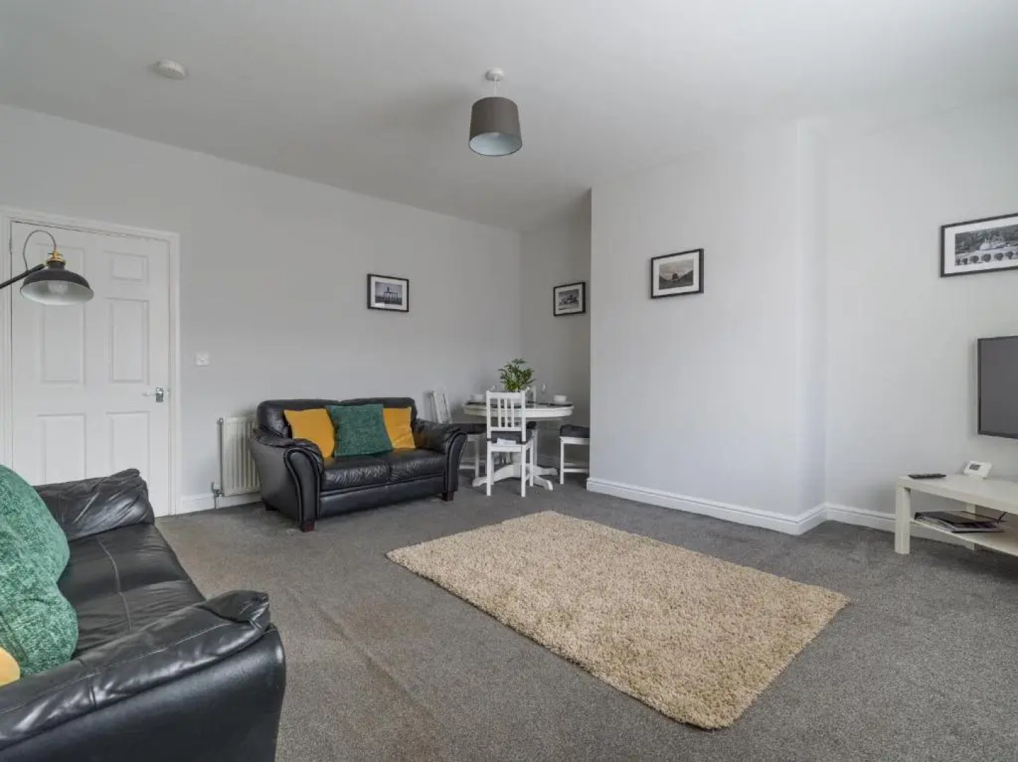 House - Sleeps 4 - Pet Friendly - Parking - Garden