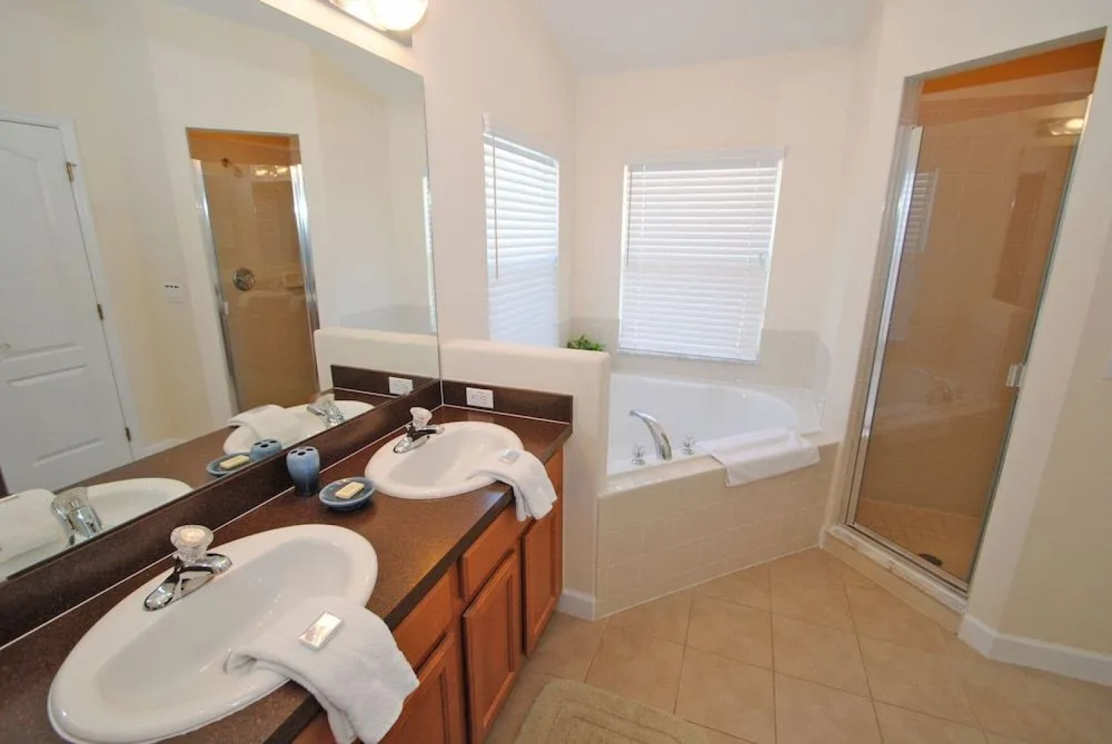 304OBC Hastings Boulevard 4 Br villa by RedAwning