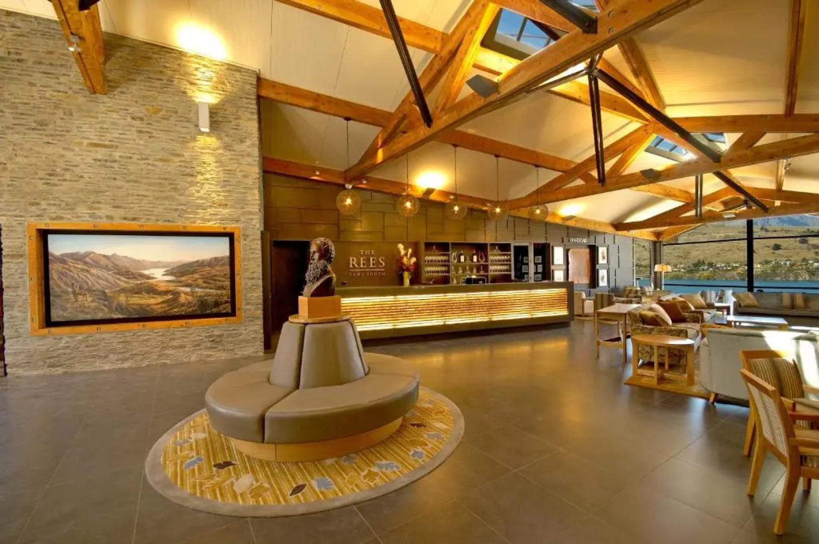 The Rees Hotel, Luxury Apartments & Lakeside Residences