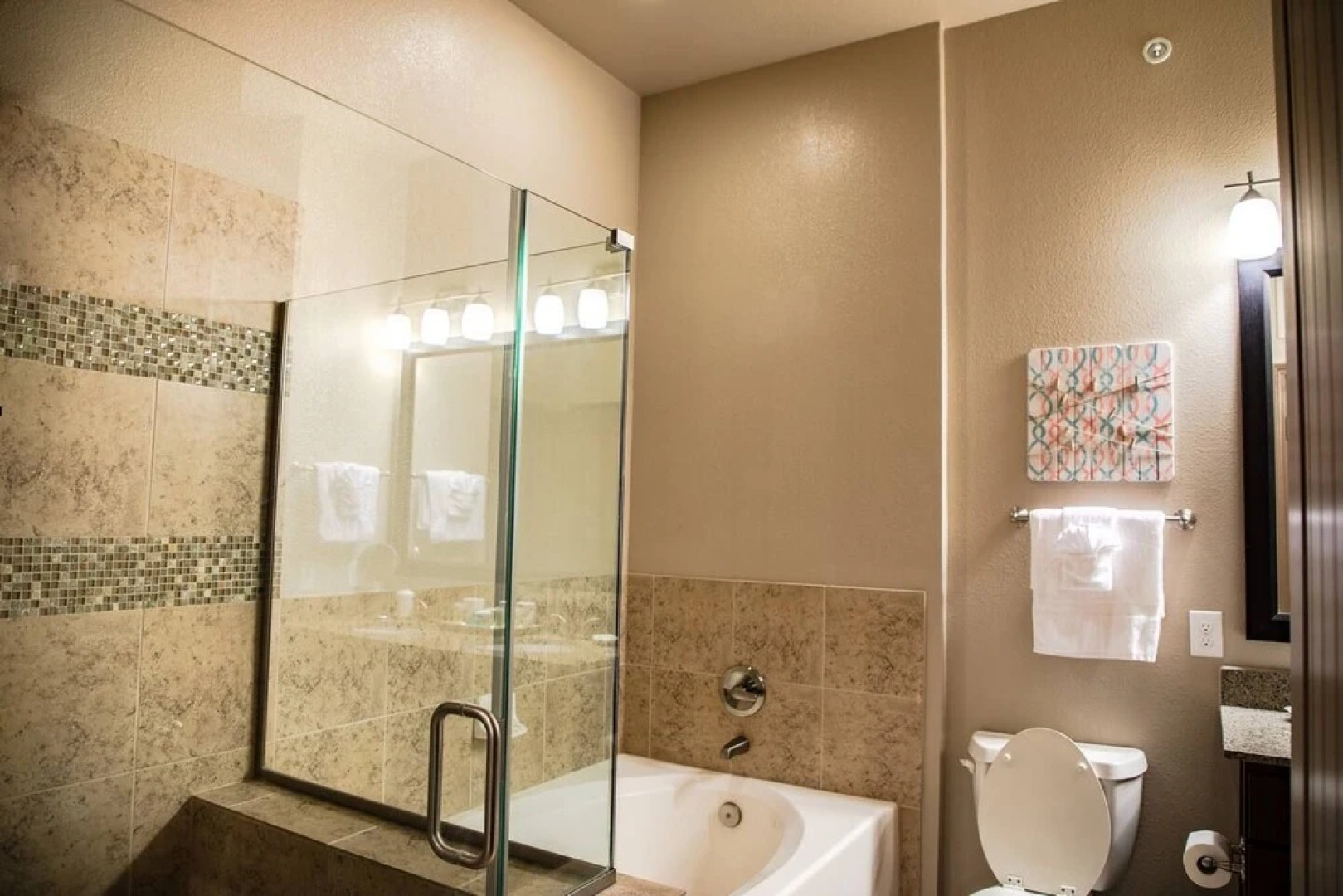 Stunning Modern Home Gated Community Pool & Gym