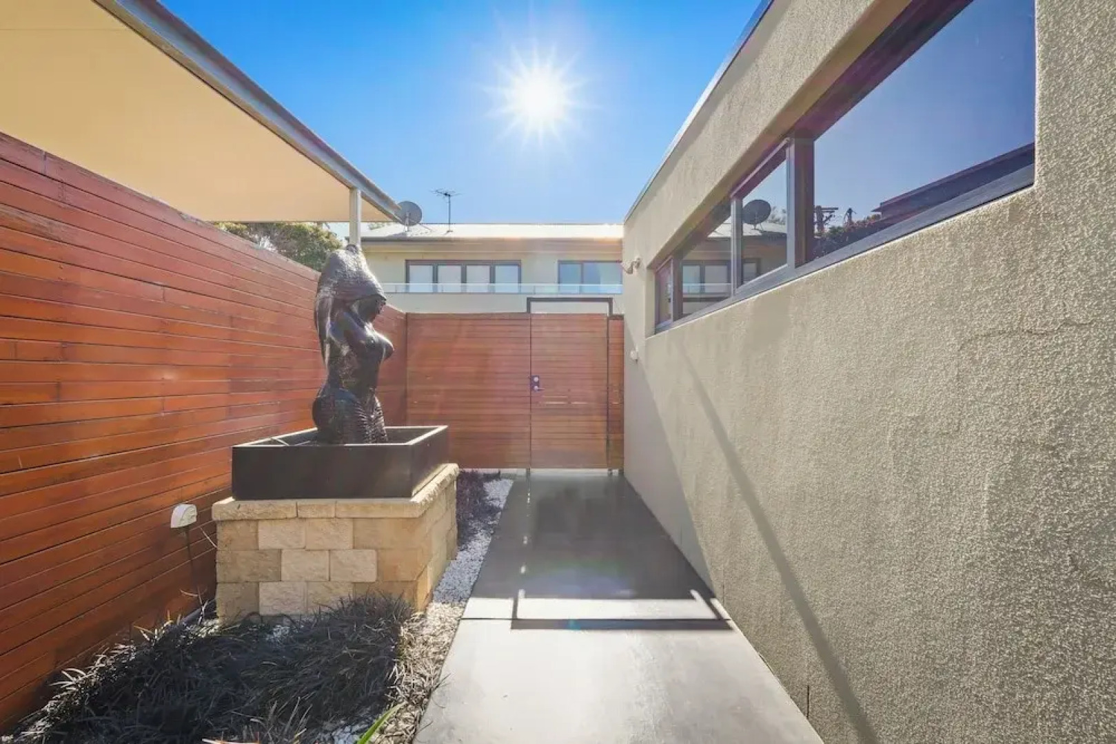 Waterfront Home - Gorgeous Views - 2 Bed