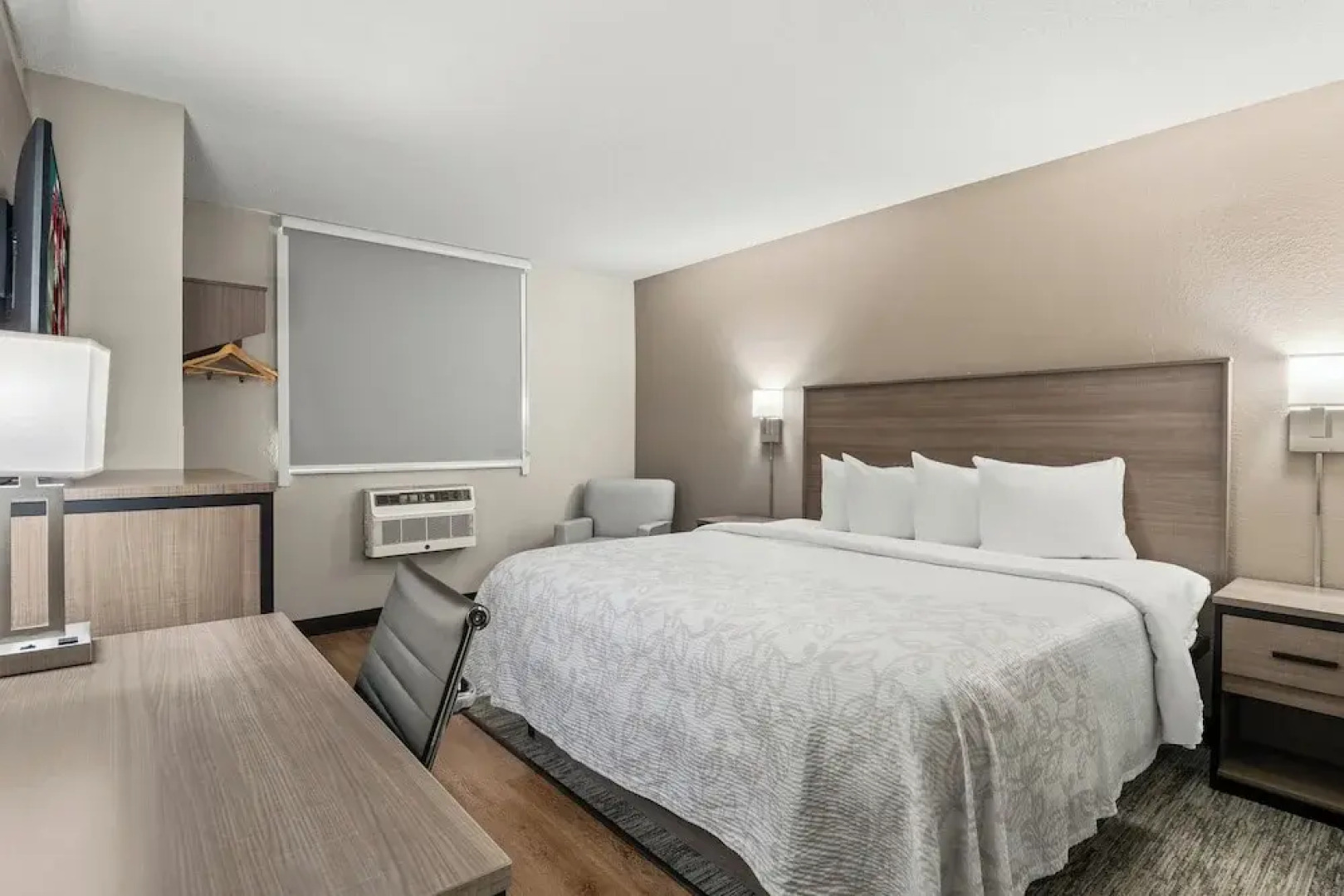 Red Roof PLUS+ Belleville