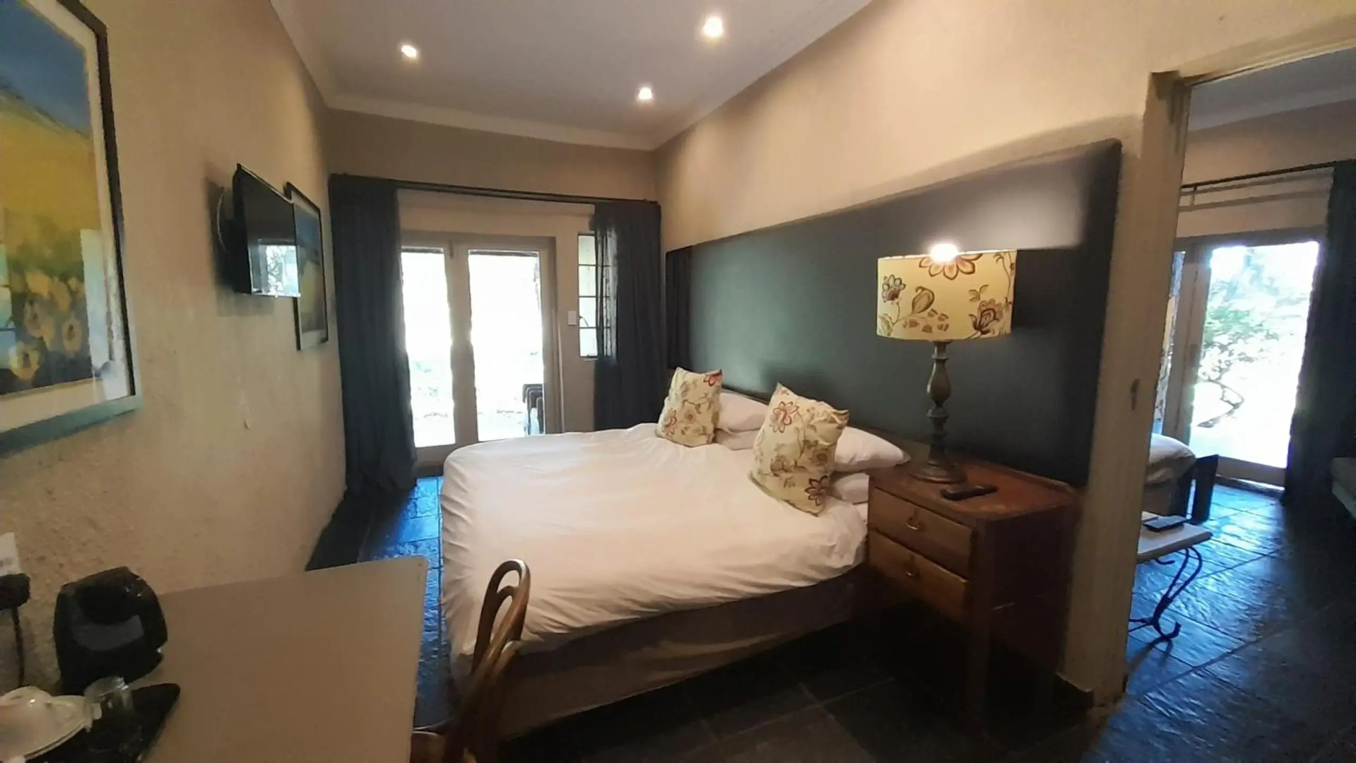 Shangri-La Country Hotel