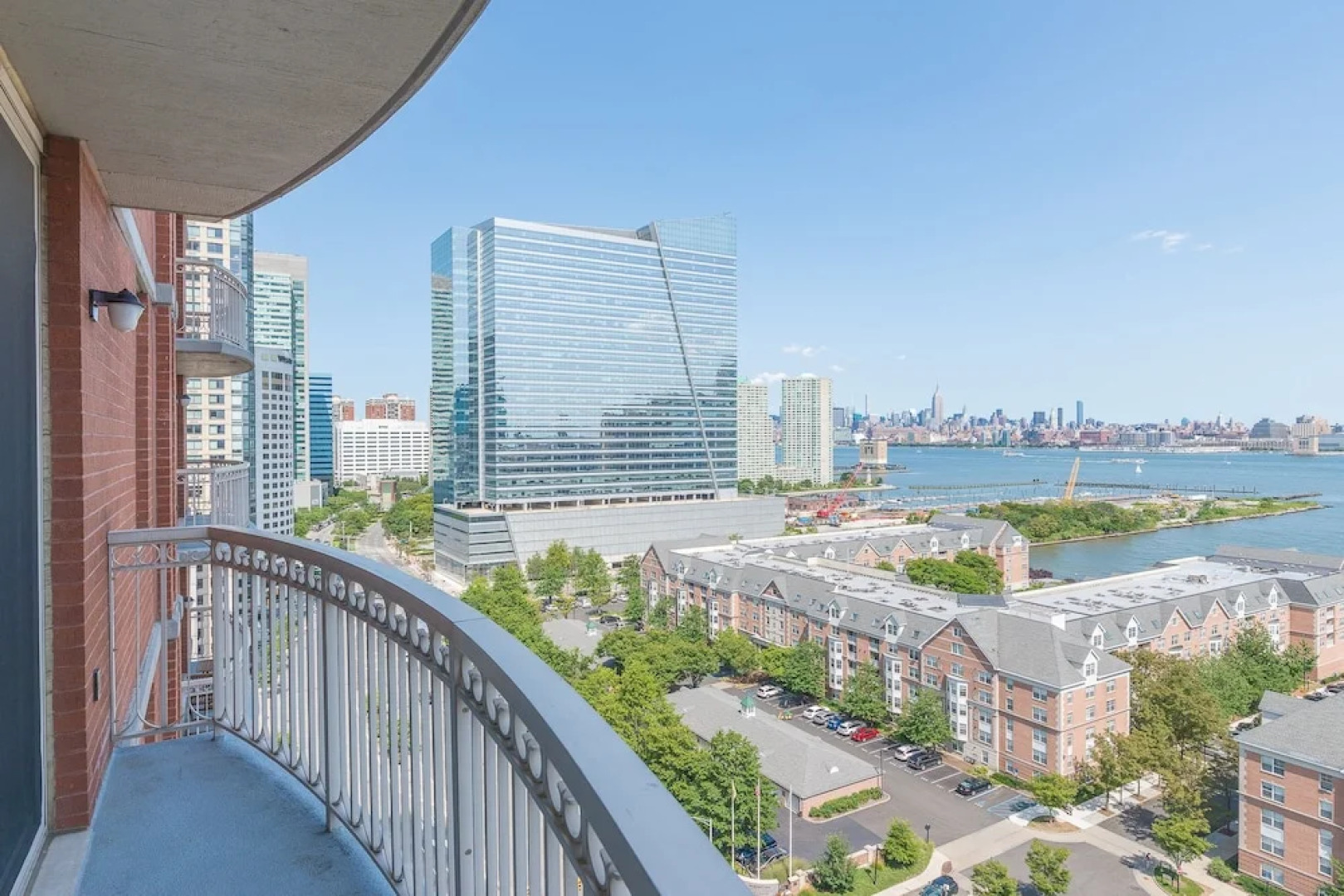 Skyline Luxury Home Suites at Newport