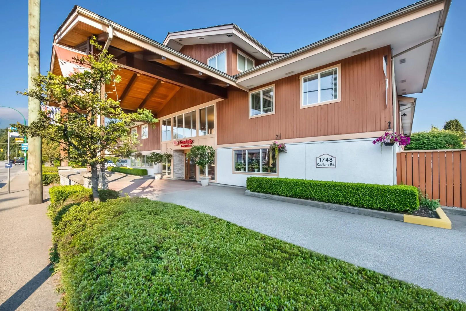 Econo Lodge Inn & Suites