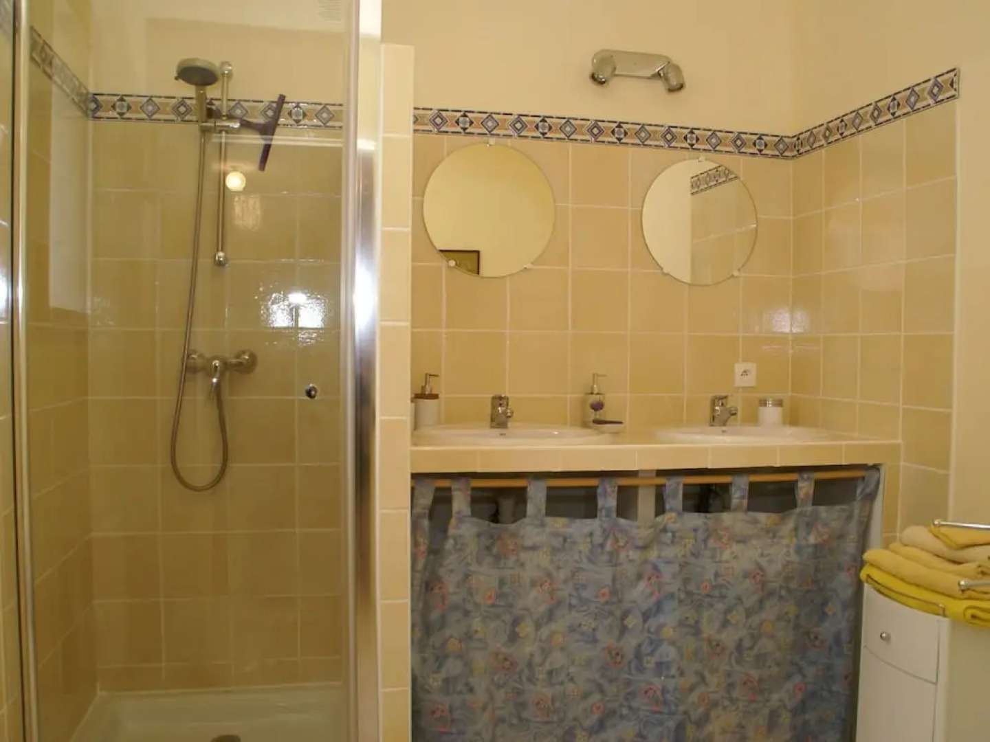 Peaceful Villa in Saint-Saturnin-lès-Apt with Swimming Pool