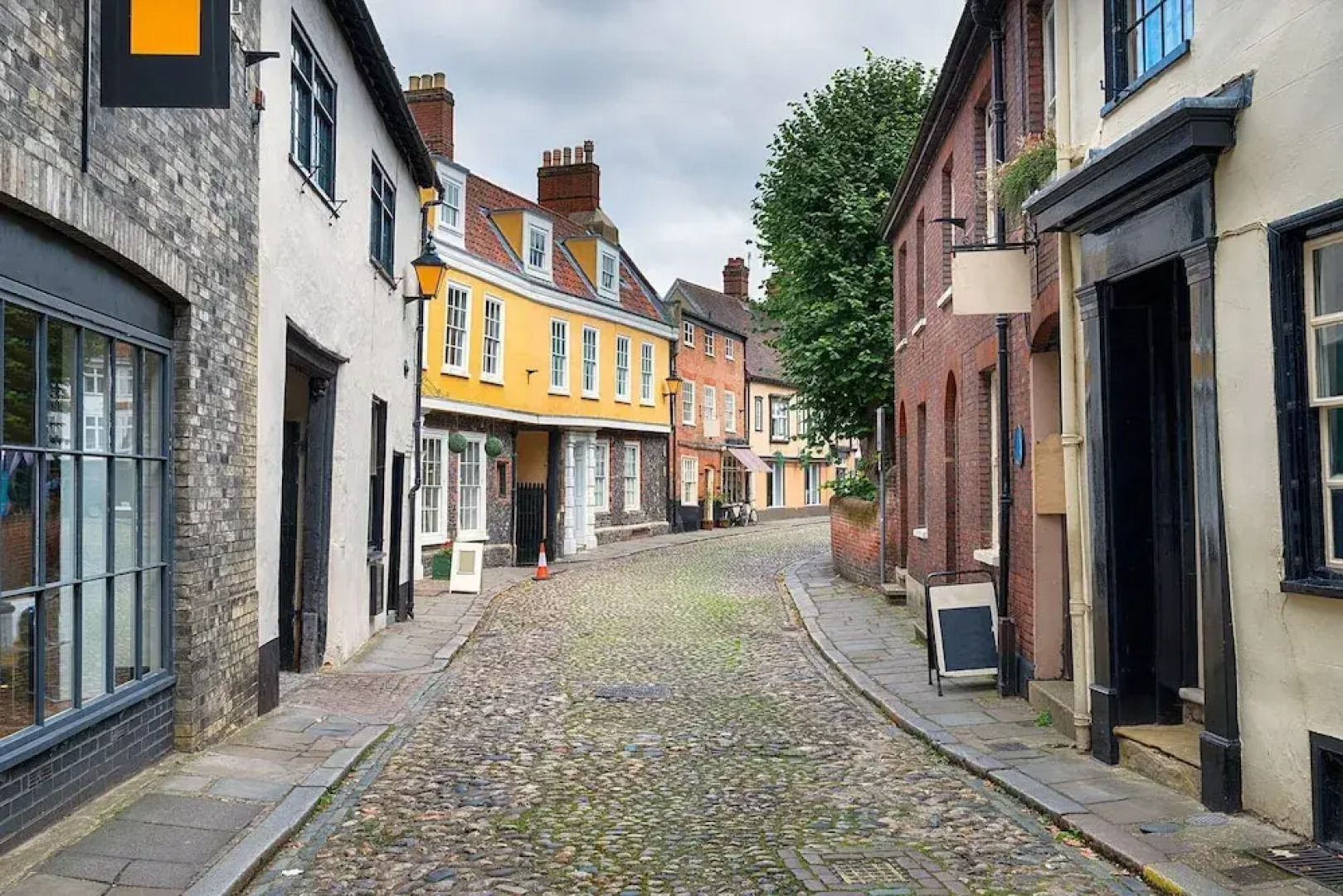 Secluded country house gem with swimming pool & tennis court